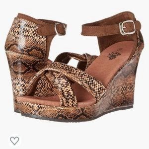 Dawgs NWOT Vegan Snakeskin Print Ankle Strap Wedge Sandals Sz 8 Brown